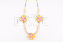 Load image into Gallery viewer, Three Flower Necklace in Bud Flower
