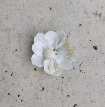 Load image into Gallery viewer, Single Flower Maang Tikka
