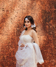 Load image into Gallery viewer, Mouni Roy - Maang Tikka, Jhumki with Floral Kaanchain &amp; Haath Phool (4FRMT, JFK, 1RHP)

