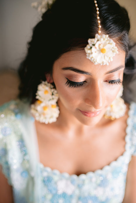 Real bride inspiration featuring off-white floral haath phools for a minimalist winter wedding look.