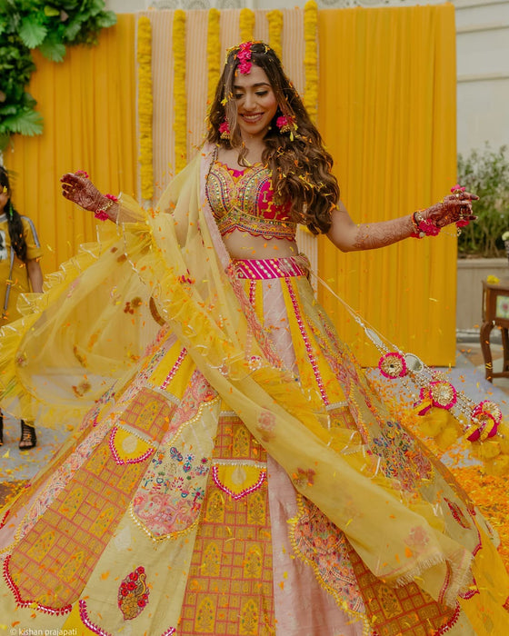 Bride in Basic Set - Maang Tikka, Jhumkie & Haath Phool