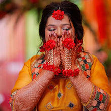 Load image into Gallery viewer, Bride in Set of Three - Maang Tikka, Jhumkie with Floral Kaanchain &amp; Haath Phool
