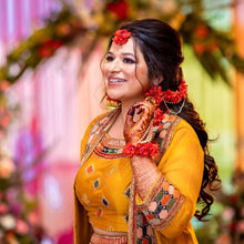 Load image into Gallery viewer, Bride in Set of Three - Maang Tikka, Jhumkie with Floral Kaanchain &amp; Haath Phool
