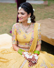 Load image into Gallery viewer, Bride in Set of Three - Maang Tikka , Jhumkie with Bead Kaanchain &amp; Haath Phool
