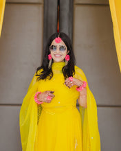 Load image into Gallery viewer, Bride in Set of Three - Maang Tikka , Jhumkie &amp; Bangle Haath Phool
