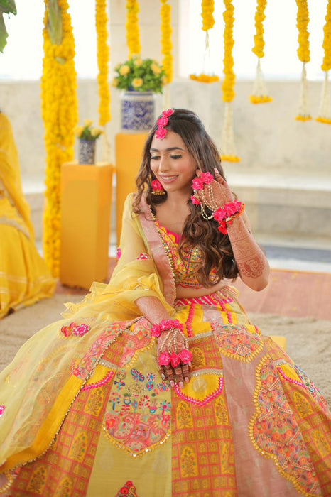 Bride in Basic Set - Maang Tikka, Jhumkie & Haath Phool