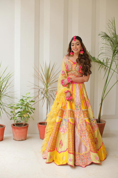 Bride in Basic Set - Maang Tikka, Jhumkie & Haath Phool