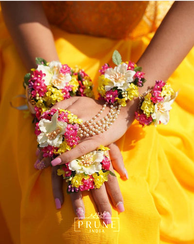 Bride in Basic Set - Maang Tikka, Jhumkie & Haath Phool