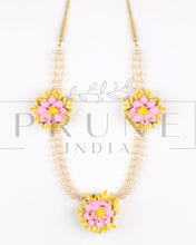 Load image into Gallery viewer, Three Flower Necklace in Bud Flower
