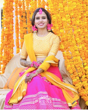 Load image into Gallery viewer, Bride in Set of Four - Maang Tikka , Jhumkie with Floral Kaanchain, Haath phool &amp; Kaleere
