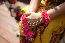 Load image into Gallery viewer, Bride in Set of Four - Maang Tikka , Jhumkie with Floral Kaanchain , Choker &amp; Haath Phool
