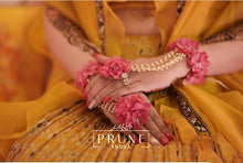 Load image into Gallery viewer, Bride in Set of Three - Maang Tikka , Jhumkie with Floral Kaanchain &amp; Haath Phool
