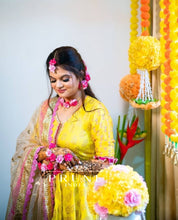 Load image into Gallery viewer, Bride in Set of Five - Maang Tikka , Earrings with Floral Kaanchain , Choker , Haath Phool &amp; Anklets
