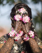 Load image into Gallery viewer, Set of Four - Maang Tikka, Jhumkie, Choker &amp; Haath Phool
