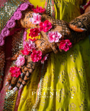 Load image into Gallery viewer, Bride in Set of Five - Maang Tikka , Earrings with Floral Kaanchain , Choker , Haath Phool &amp; Anklets
