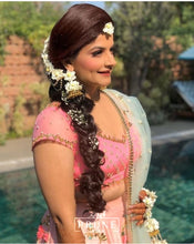 Load image into Gallery viewer, Bride in Basic Set - Maang Tikka , Jhumkie with Floral Kaanchain &amp; Haath Phool
