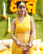 Bride in Basic Set - Maang Tikka, Jhumkie & Haath Phool