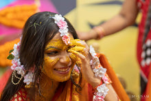 Load image into Gallery viewer, Bride in Basic Set - Maang Tikka , Jhumkie with Floral kaanchain &amp; Haath Phool
