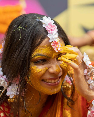 Bride in Basic Set - Maang Tikka , Jhumkie with Floral kaanchain & Haath Phool