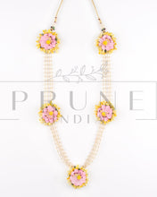 Load image into Gallery viewer, Five Flower Necklace in Bud Flower
