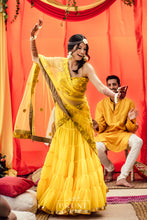 Load image into Gallery viewer, Bride in Basic Set - Maang Tikka with Side Chain , Jhumkie &amp; Haath Phool
