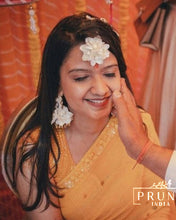 Bride in Set of Four - Four Flower Round Maang Tikka , Jhumkie , Haath Phool & Kaleere