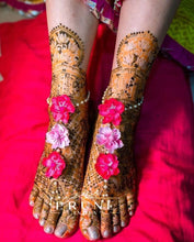 Load image into Gallery viewer, Bride in Set of Five - Maang Tikka , Earrings with Floral Kaanchain , Choker , Haath Phool &amp; Anklets
