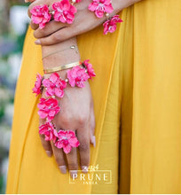 Bride in Set of Five - Maang Tikka , Jhumki with Floral Kaanchain , Choker , Necklace & Haath Phool