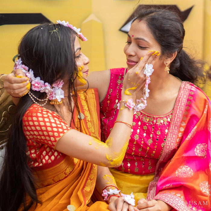 Bride in Basic Set - Maang Tikka , Jhumkie with Floral kaanchain & Haath Phool