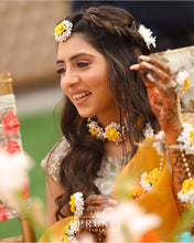 Load image into Gallery viewer, Set of Four - Maang Tikka, Five drop Earring, Choker &amp; Haath Phool with Kaleere
