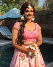 Bride in Basic Set - Maang Tikka , Jhumkie with Floral Kaanchain & Haath Phool