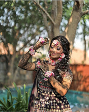 Load image into Gallery viewer, Set of Four - Maang Tikka, Jhumkie, Choker &amp; Haath Phool
