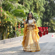 Load image into Gallery viewer, Set of Four - Maang Tikka, Five drop Earring, Choker &amp; Haath Phool with Kaleere
