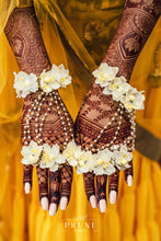 Load image into Gallery viewer, Bride in Basic Set - Maang Tikka with Side Chain , Jhumkie &amp; Haath Phool
