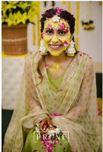 Load image into Gallery viewer, Bride in Set of Four - Maang Tikka , Jhumkie , Haath Phool &amp; Anklets
