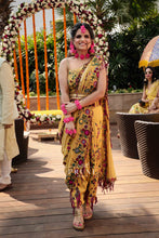 Load image into Gallery viewer, Bride in Set of Four - Maang Tikka , Jhumkie with Floral Kaanchain , Choker &amp; Haath Phool
