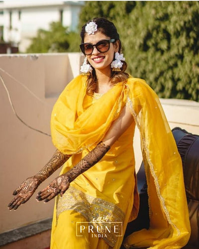 Bride in Set of Two - Four Flower Round Maang Tikka & Jhumki with Floral Kaanchain