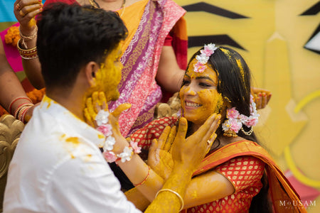 Bride in Basic Set - Maang Tikka , Jhumkie with Floral kaanchain & Haath Phool