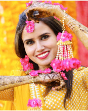 Bride in Set of Four - Maang Tikka , Jhumkie with Floral Kaanchain, Haath phool & Kaleere\