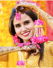 Load image into Gallery viewer, Bride in Set of Four - Maang Tikka , Jhumkie with Floral Kaanchain, Haath phool &amp; Kaleere\
