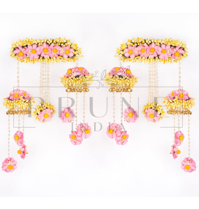 Elegant and lightweight mixed metal floral kaleere and haath phool for comfortable bridal styling.