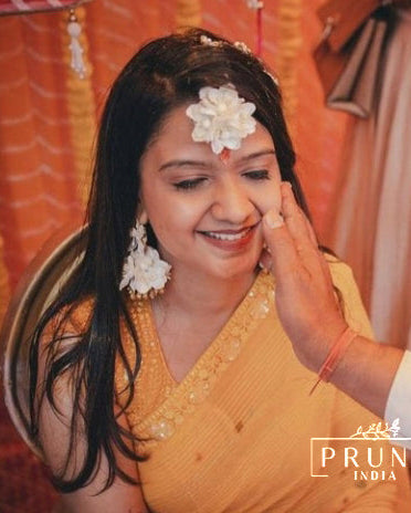 Bride in Set of Four - Four Flower Round Maang Tikka , Jhumkas , Haath Phool & Kaleere