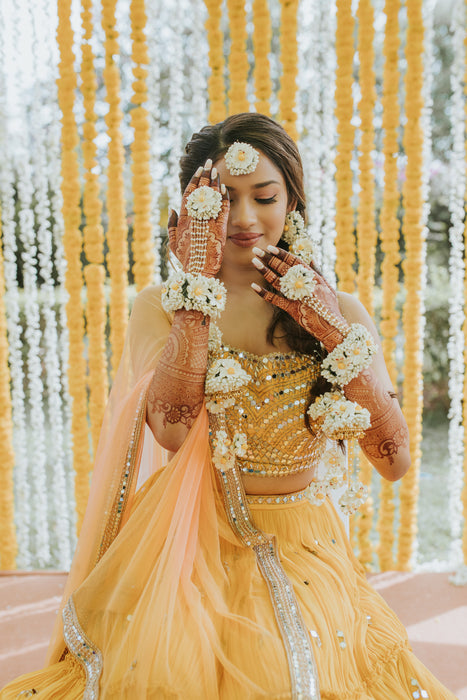 Off White - Maang Tikka, Jhumkas & Haath Phool With Kaleere in Bud Flowers