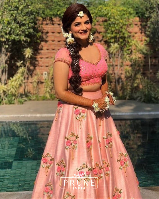 Bride in Basic Set - Maang Tikka , Jhumkas with Floral Kaanchain & Haath Phool
